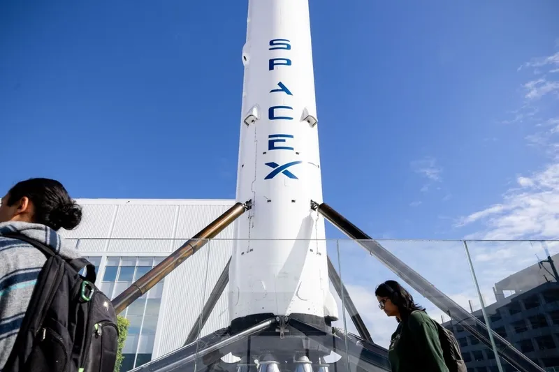 SpaceX accionistas aprueban división 5 por 1 de acciones comunes