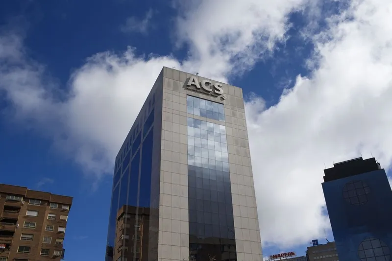 ACS vende 2.200 millones en acciones para financiar centros de datos