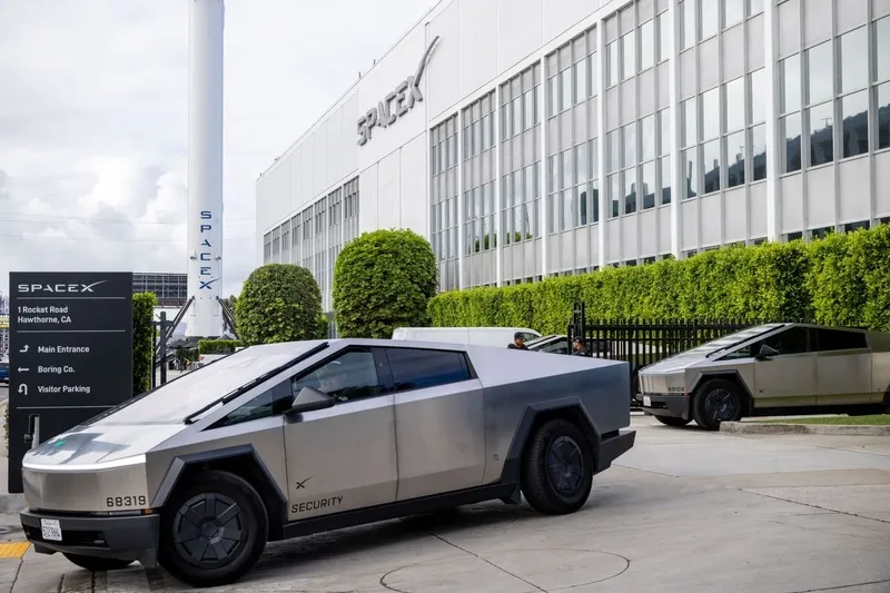 Elon Musk podría fusionar SpaceX y Tesla, según inversor temprano