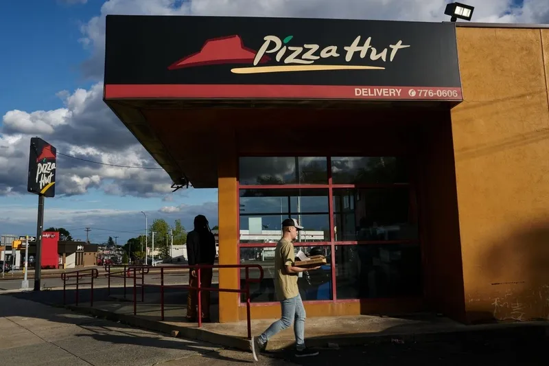 Yum! Brands en conversaciones exclusivas para vender Pizza Hut a LongRange Capital