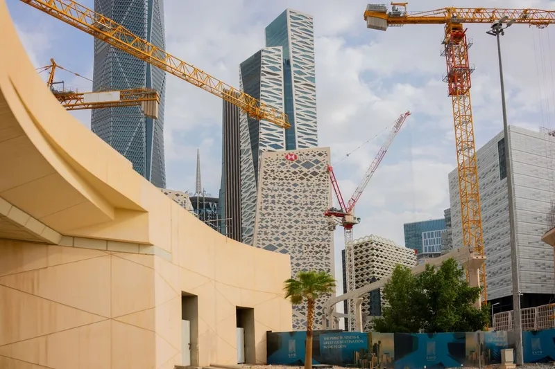 Accionistas de constructora saudí buscan hasta $800 millones en OPI de Riad