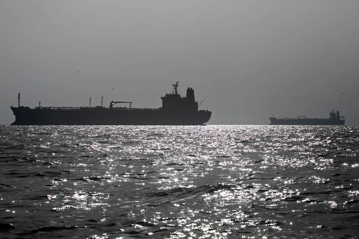 Pocos barcos extranjeros cruzan Hormuz por plan de seguro iraní