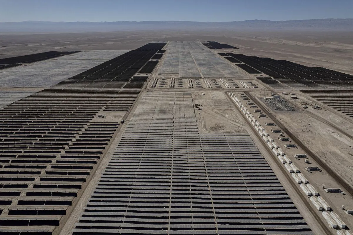 Vista del desierto de Atacama con paneles solares y baterías de almacenamiento