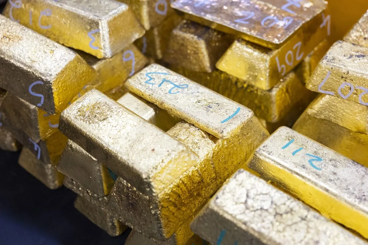 Oro se mantiene a la baja: riesgo inflacionario por estrecho de Ormuz