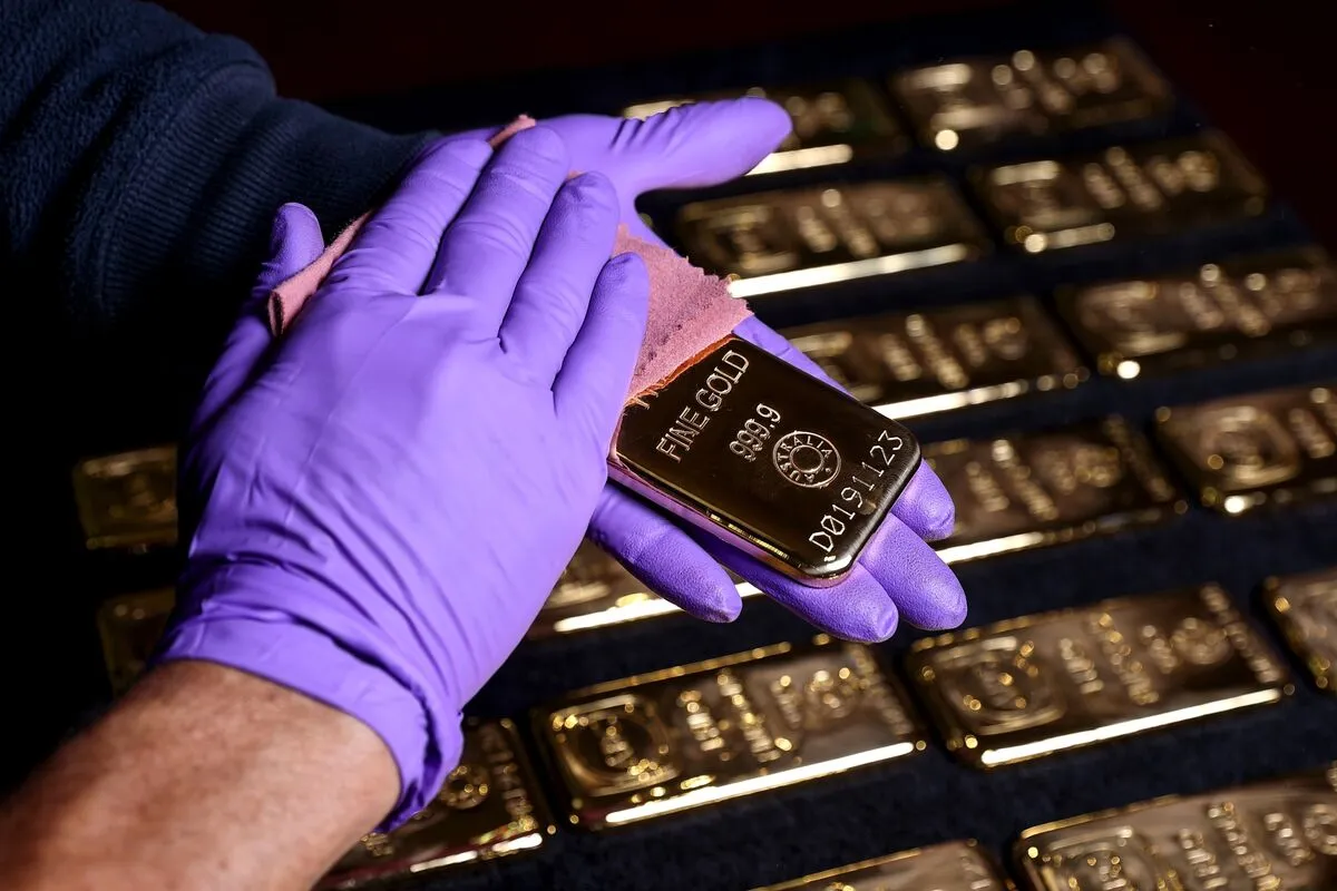 Oro sube por expectativas de acuerdo con Irán y menor temor inflacionario