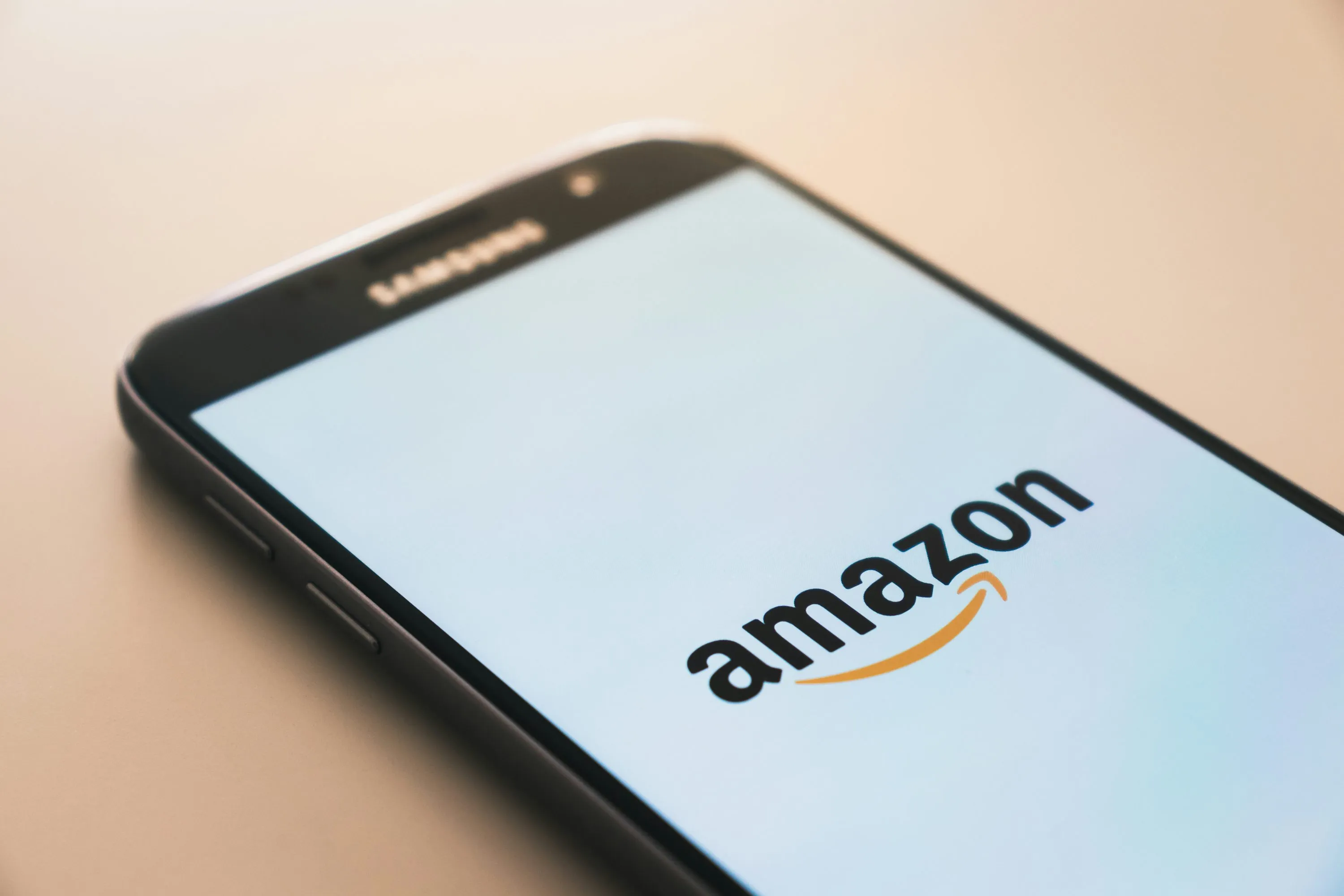 Smartphone Samsung Galaxy negro con el logotipo de $AMZN