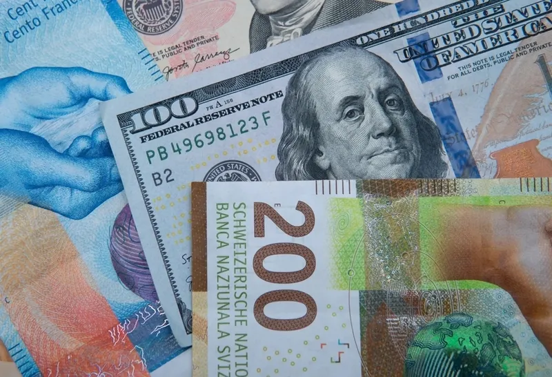 Familias ultra ricas reducen exposición al dólar estadounidense, según UBS